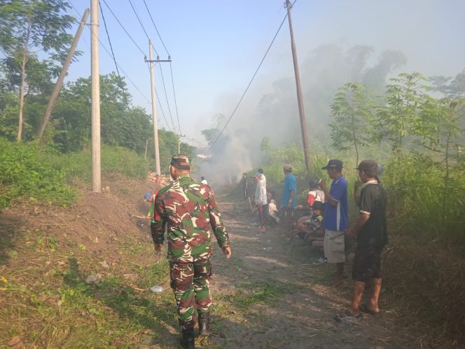 
					Komunikasi Sosial, Koramil Banyuanyar Kerja Bakti Bersihkan Jalan Desa