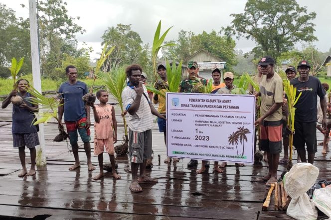 
					Babinsa Koramil Sawaerma Kerja Bhakti Bersama Masyarakat Kembangka Tanaman Kelapa