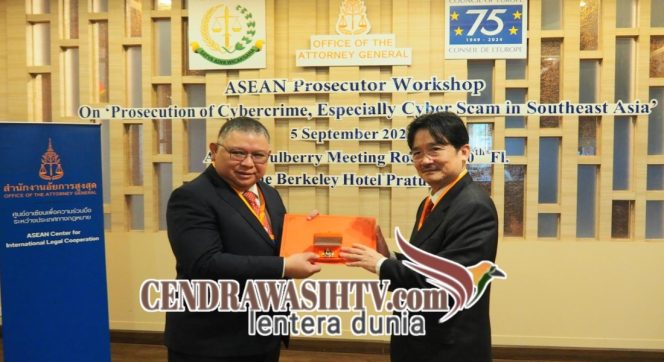 
					JAM-Intelijen Prof. Dr. Reda ManthovaniJAM-Datun Dr. R. Narendra Jatna enerima Tanda Jasa Yokkrabat dari Kejaksaan Thailand