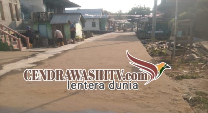 
					Jalan Desa Srijaya Mulai di Aspal, Masyarakat: Kami Bangga dan Senang