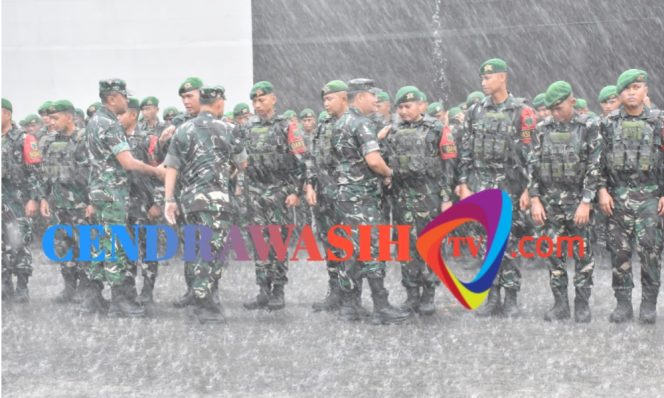 
					Di Bawah Guyuran Hujan Deras, Prajurit Yonif 763/SBA Tetap Semangat Laksanakan Apel 
