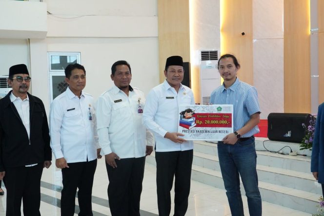 
					Daftar Sekarang! Kuota Beasiswa Sidoarjo 2025 Tembus 2.010, Pendaftaran Tutup 30 April 2025