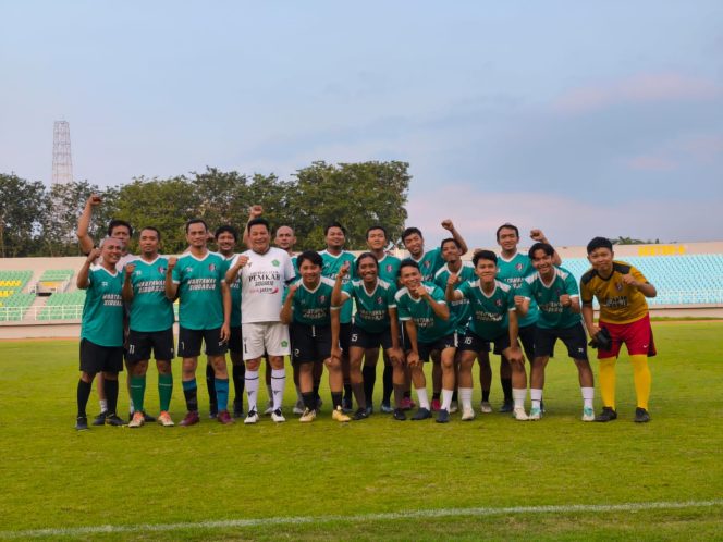 
					Bupati Subandi, Bank Jatim FC, dan Wartawan Sidoarjo Fun Game Sepak Bola