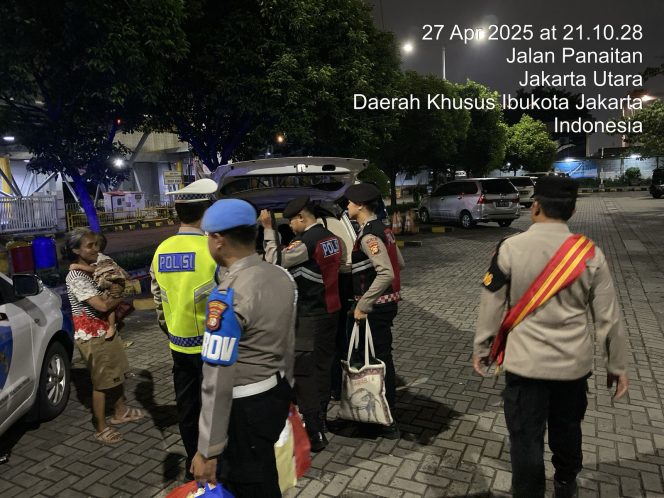 
					Polisi Pelabuhan Tanjung Priok Bantu Keluarga Terlantar Pulang ke Depok