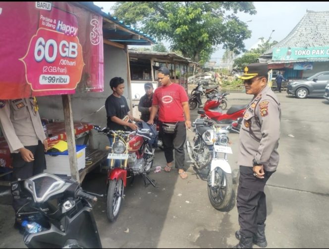 
					Kapolsek Gilimanuk Jalin Komunikasi Lewat “Jumat Curhat” Bersama Sopir dan Pengguna Jasa Pelabuhan
