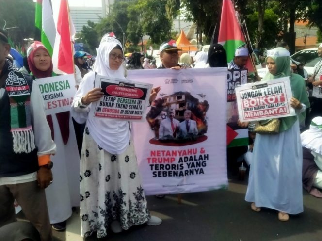 
					Ribuan Muslim Jawa Timur Gelar Aksi Damai Peringati Satu Tahun Penderitaan Rakyat Plestina  dan Mendukung Kemerdekaan Negara Palestina