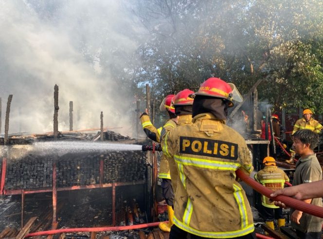
					Polisi Bersama Tim Gabungan dan Relawan Sigap Padamkan Kebakaran Kios Pabrik Kayu Di Balikpapan Barat