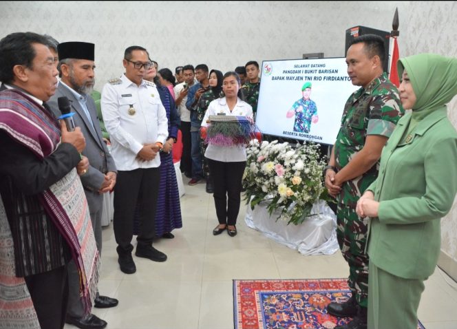 
					Pangdam I/BB Disambut Hangat Bupati Taput