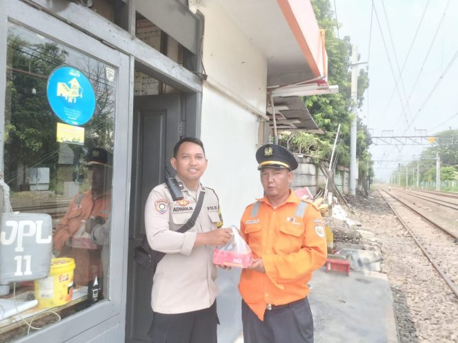 
					Polri Peduli Bertajuk Jumat Berkah, Polsek Sawah Besar Bagikan 100 Nasi Bungkus untuk Warga Kurang Mampu”