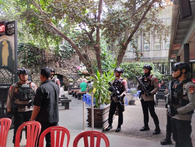 
					SATUAN BRIMOB POLDA METRO JAYA MELAKSANAKAN PATROLI, PENGAMANAN DAN STERILISASI DALAM RANGKA IBADAH MISA KENAIKAN ISA ALMASIH DI GEREJA KATEDRAL DAN IMMANUEL, JAKARTA PUSAT