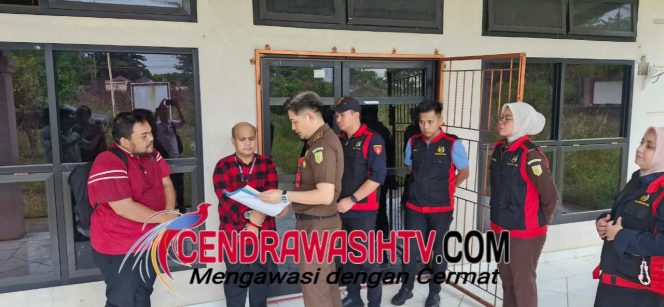 
					Ruangan Ketua, Sekretaris dan Staff Administrasi PMI Digeledah Kejari OKU Timur