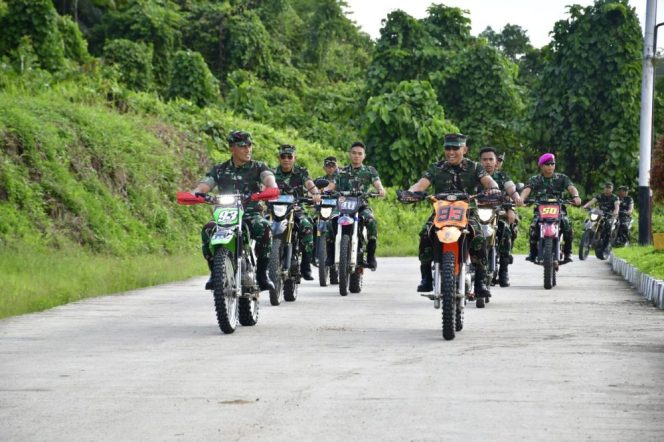 
					Naik Motor Trail, Komandan Pasmar 3 Dampingi Pangkogabwilhan III Tinjau Sarpras Di Kesatrian Marinir Agoes Soebekti