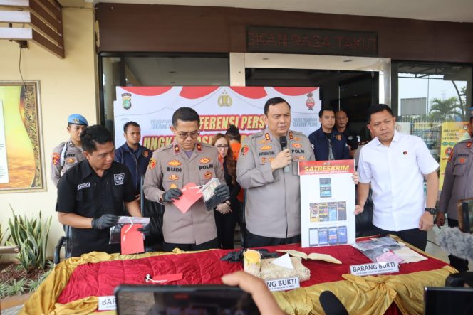 
					Terbongkar! Marketing Judi Online di Pelabuhan Digerebek, 3 Orang Langsung Ditangkap Polisi