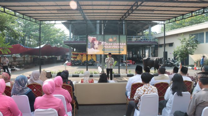 
					Hewan Kurban, Jembatan Silaturahmi: Polres Metro Jakarta Pusat Bagikan Kebahagiaan Idul Adha