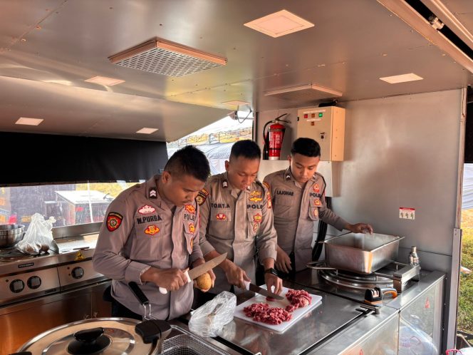 
					Polda Metro Jaya Gelar Dapur Lapangan untuk Bantu Pengungsi Kebakaran di Kapuk Muara