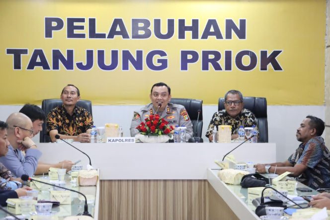 
					Polres Pelabuhan Tanjung Priok Gelar Sosialisasi ODOL dan Safety Driving bersama APTRINDO dan ASDEKI