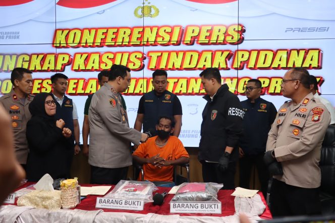 
					Polres Priok Ungkap Pembunuhan Sadis Bermotif Asmara di Pelabuhan Muara Angke, Pelaku Residivis