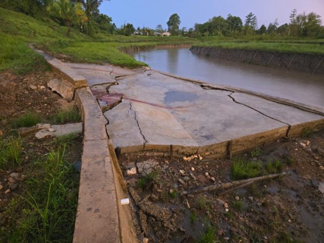 
					Baru 3 Bulan Dibangun, Talut Sungai Kali Mariat Sudah Retak dan Ambrol