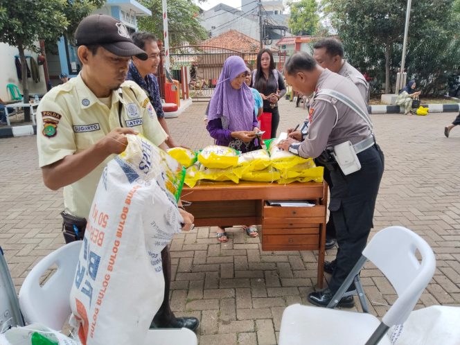 
					Satlantas Polres Priok, Gelar Gerakan Pangan Murah, Bantu Warga Dapatkan Beras Murah