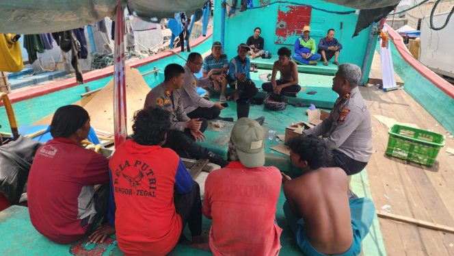 
					Polsek Sunda Kelapa Gelar Jumat Curhat Bersama ABK di Dermaga Muara Angke, Perkuat Sinergi dan Keamanan Pelabuhan