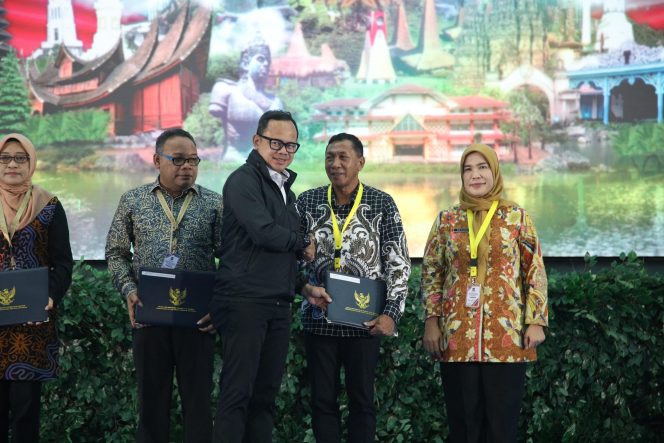 
					Tutup Rakor Sekda dan Kepala Bappeda, Wamendagri Bima Ingatkan Dukungan Program Prioritas Kopdeskel