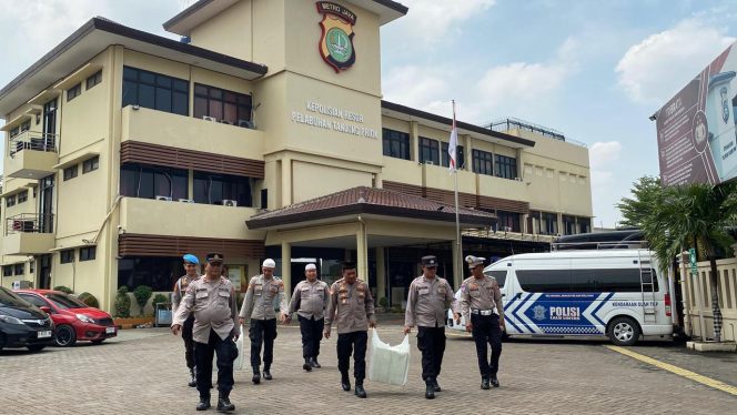 
					Polres Priok, Gelar Jum’at Berkah Peduli Berikan Makanan Ojol, Buruh, dan Sopir