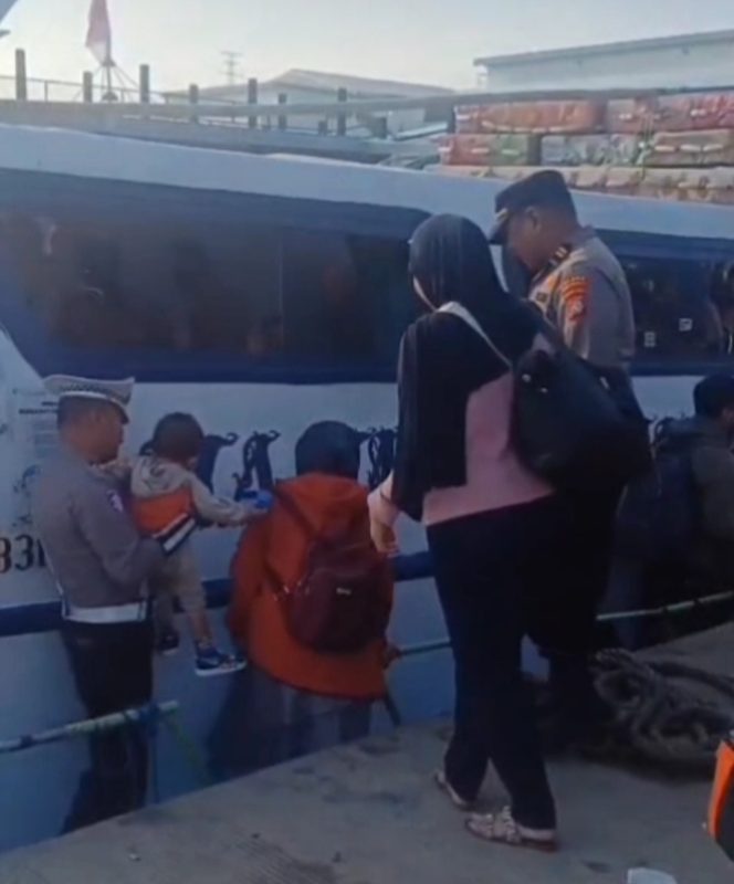 
					Polres Priok Layani & Amankan Akses Wisata Kepulauan Seribu di Dermaga Kali Adem Muara Angke