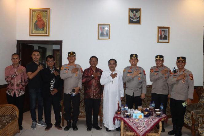
					Kapolres Lahat Melaksanakan Silaturahmi ke Gereja Santa Maria Dalam Rangka Memperingati Hari Wafat Isa Al-Masih dan Hari Paskah Tahun 2026