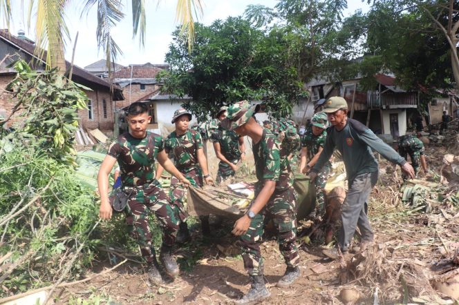 
					Pasca Banjir di Bandar Lampung, Babinsa Kodim 0410/KBL Grebek Sungai dan Bangun Talut