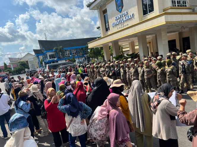 
					Polres Lahat, Kawal dan Amankan Aksi Unjuk Rasa Masyarakat desa Banjar Sari ke Pemda Lahat